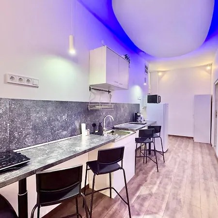 K87 Renovated 6br Apartment