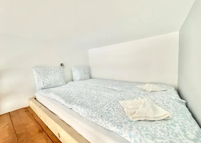 K87 Renovated 6br Apartment Budapest