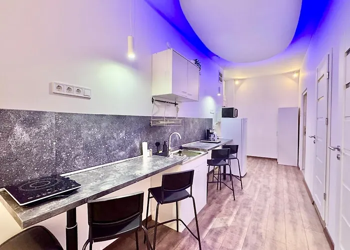 K87 Renovated 6br Apartment