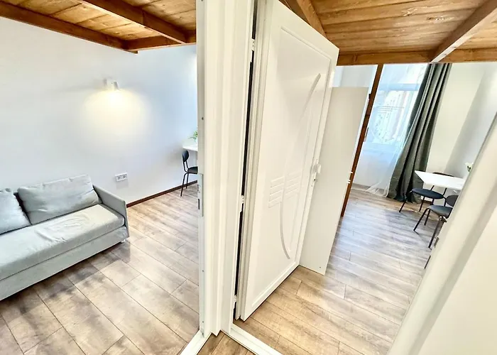K87 Renovated 6br Apartment