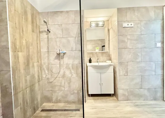 K87 Renovated 6br Apartment *